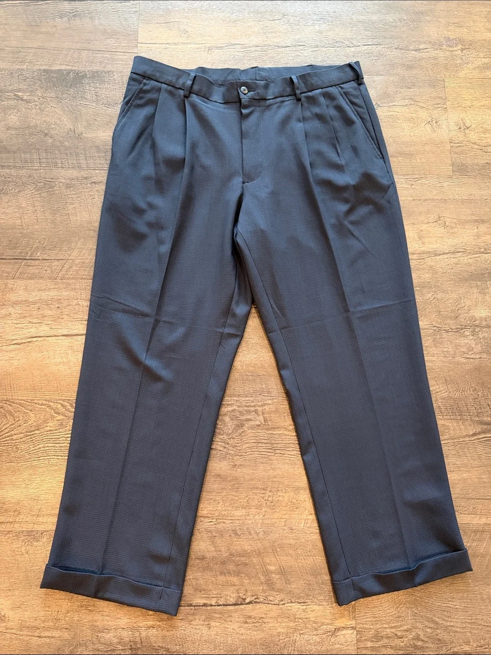 Van Heusen Traveler 36x29 Classic Fit/Pleat Front Navy Blue w/Black Dress Pants